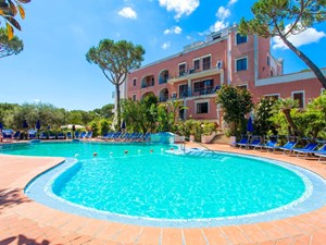 piscina esterna hotel terme san valentino