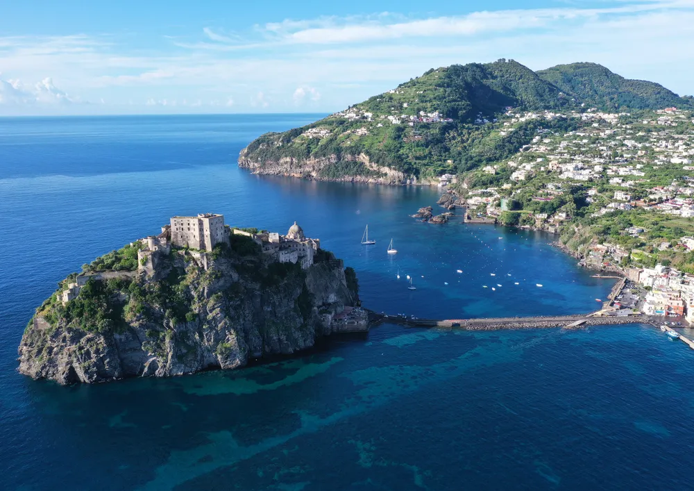 Il Castello Aragonese e la costa di Ischia Ponte visti dal drone