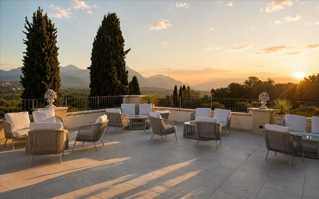 Terrazza panoramica con poltrone al tramonto e vista sulle montagne