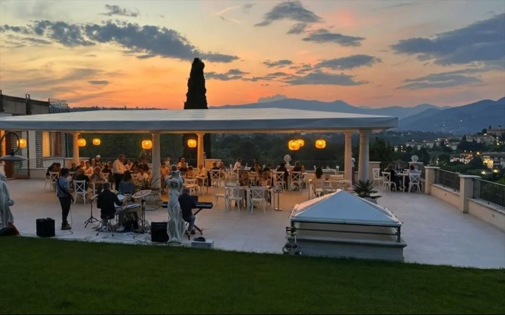 Terrazza panoramica con musica dal vivo e cena al tramonto