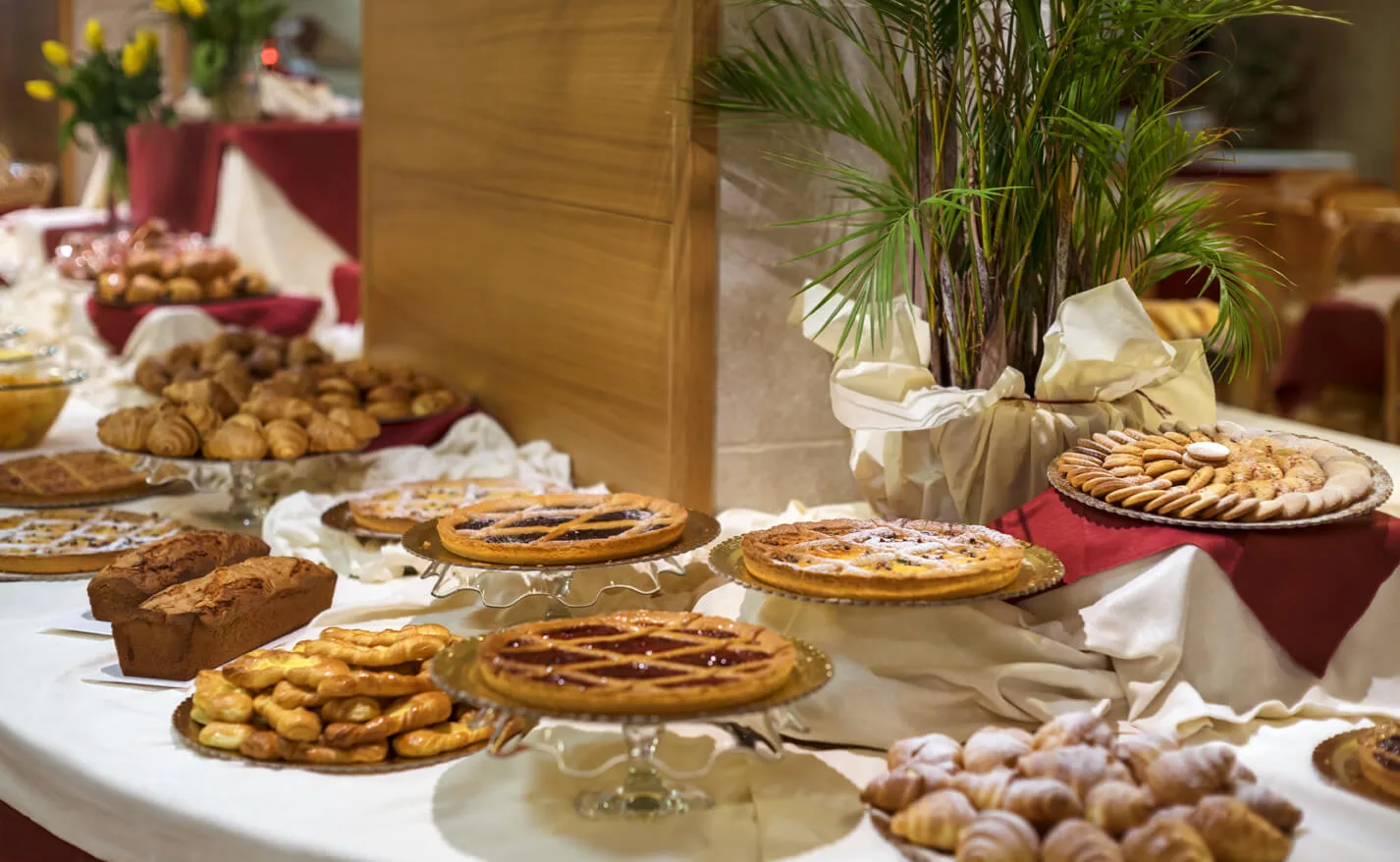 Dettaglio del buffet con crostate, biscotti e cornetti
