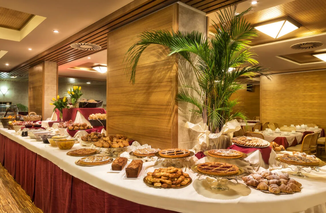 Buffet di dolci e prodotti da forno nella sala ristorante dell'hotel