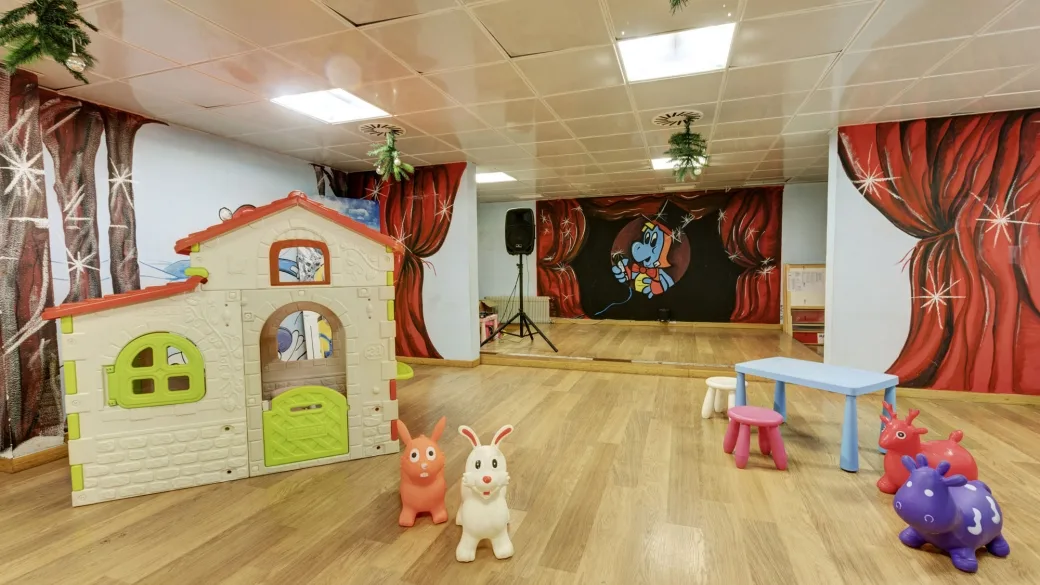 Sala giochi per bambini con casetta e giochi gonfiabili