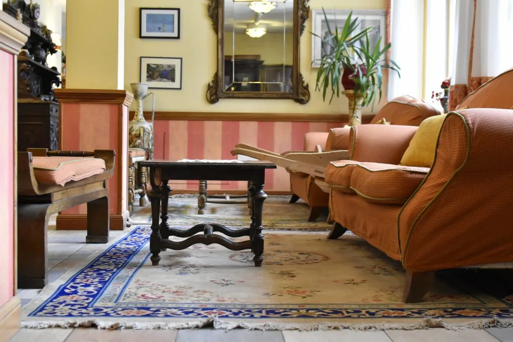 Salotto interno con divani, tavolino in legno e specchio decorato