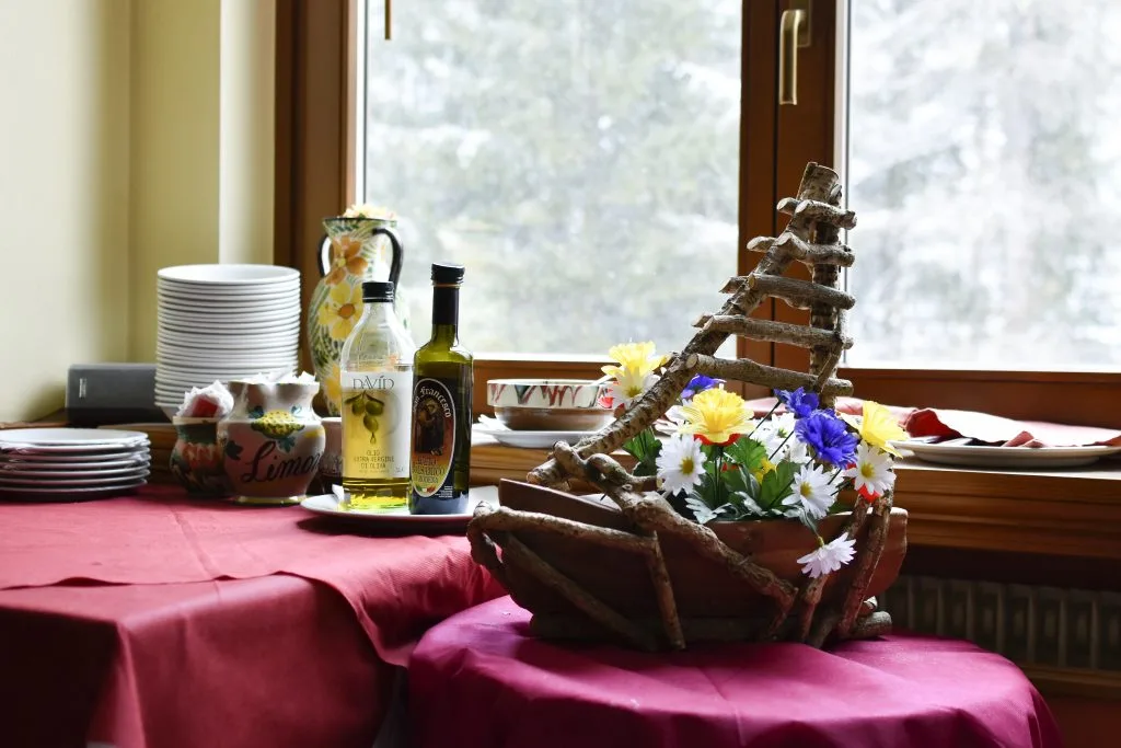 Dettaglio di tavolo apparecchiato con decorazione a tema marino e fiori
