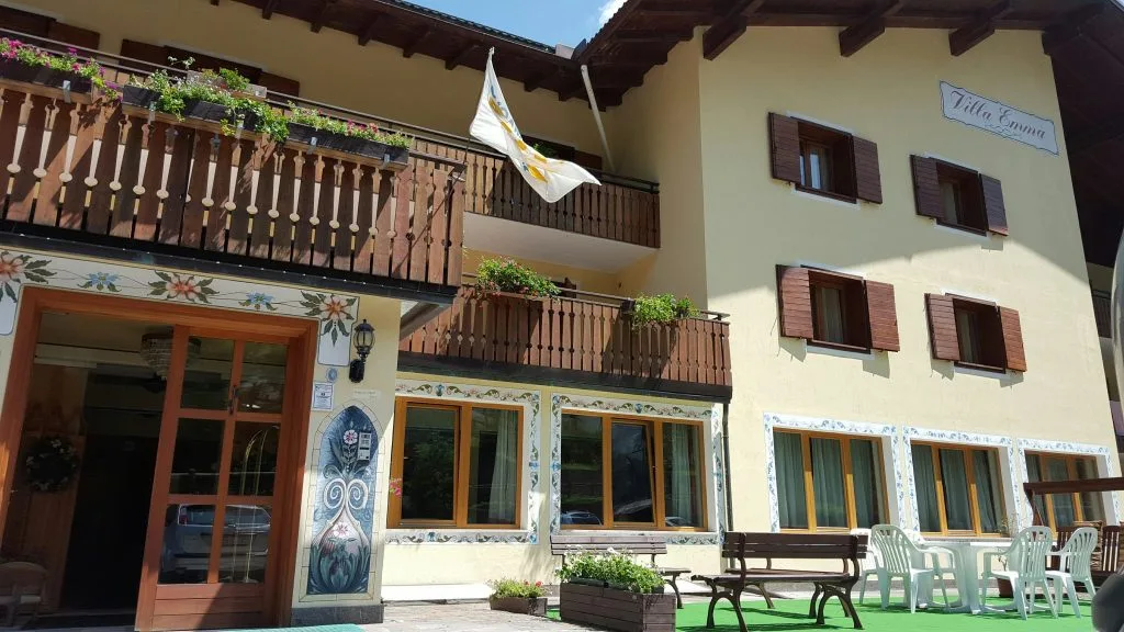 Esterno dell'hotel Villa Emma con balconi fioriti e decorazioni dipinte