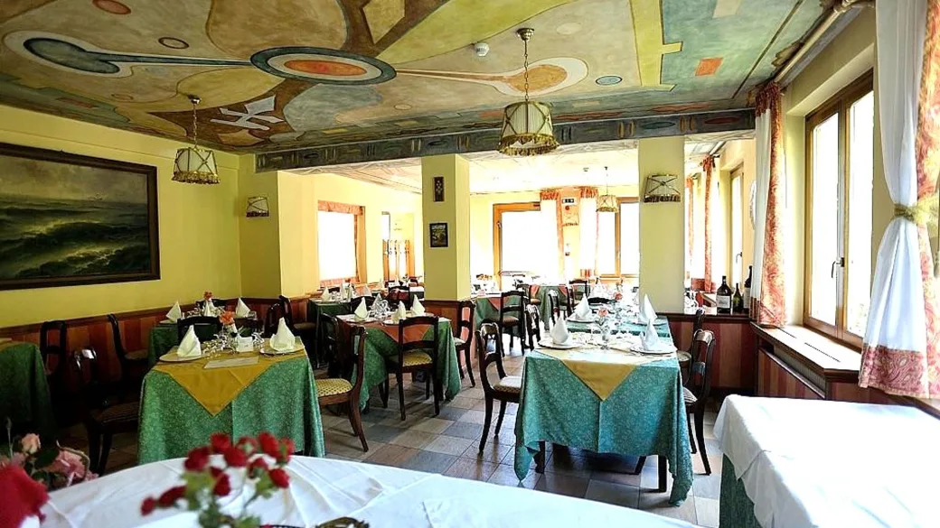 Sala ristorante con soffitto affrescato e tavoli con tovaglie colorate