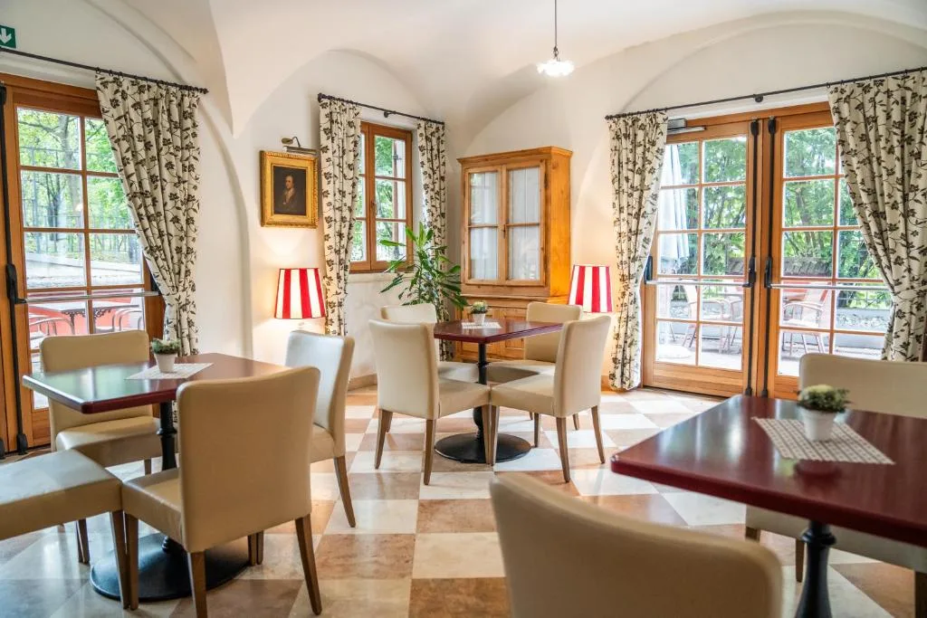 Sala colazione con soffitto a volta, tavoli e finestre luminose