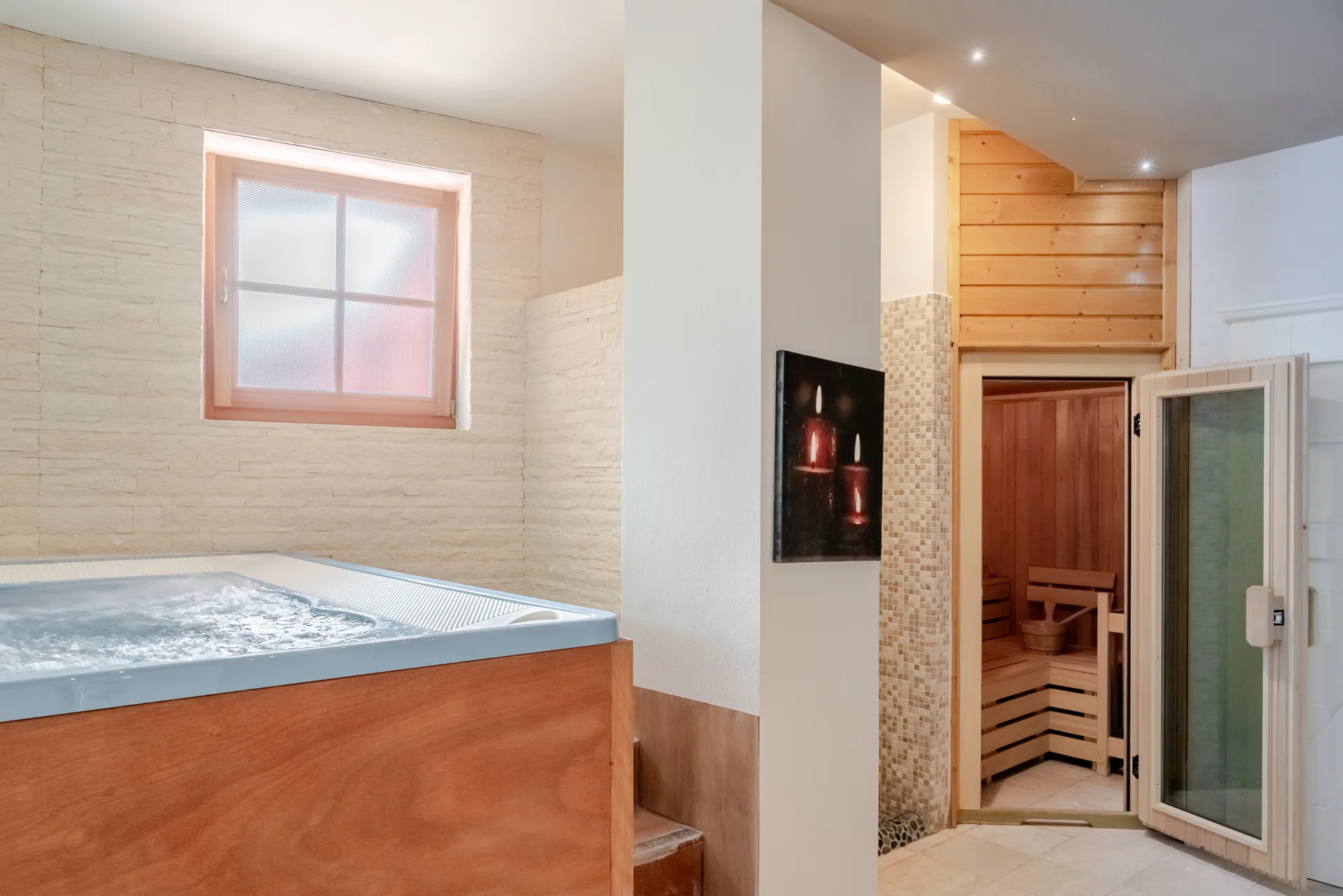 Vasca idromassaggio e sauna finlandese nell'area spa