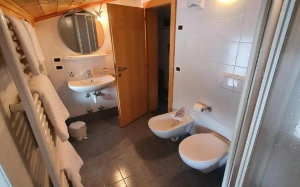 Bagno con lavabo, bidet, WC sospesi e termoarredo con asciugamani