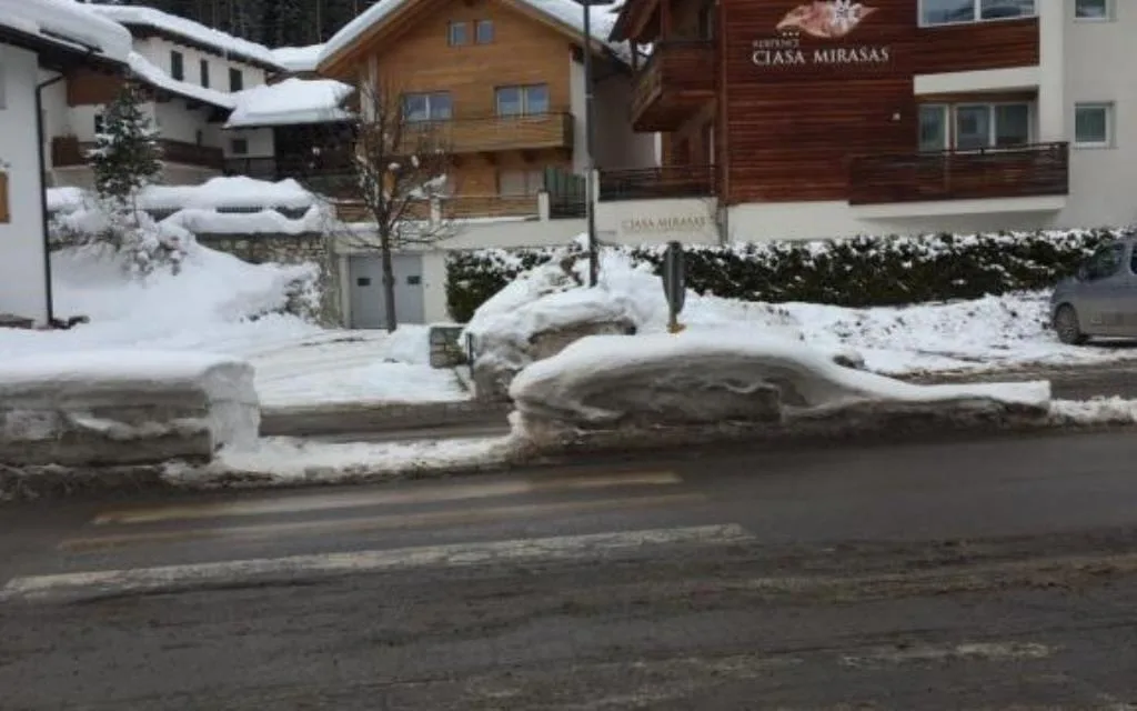 Strada innevata con residence e chalet in inverno