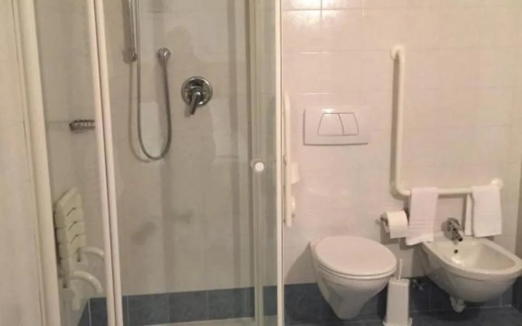 Bagno con doccia, WC, bidet e maniglioni di sostegno