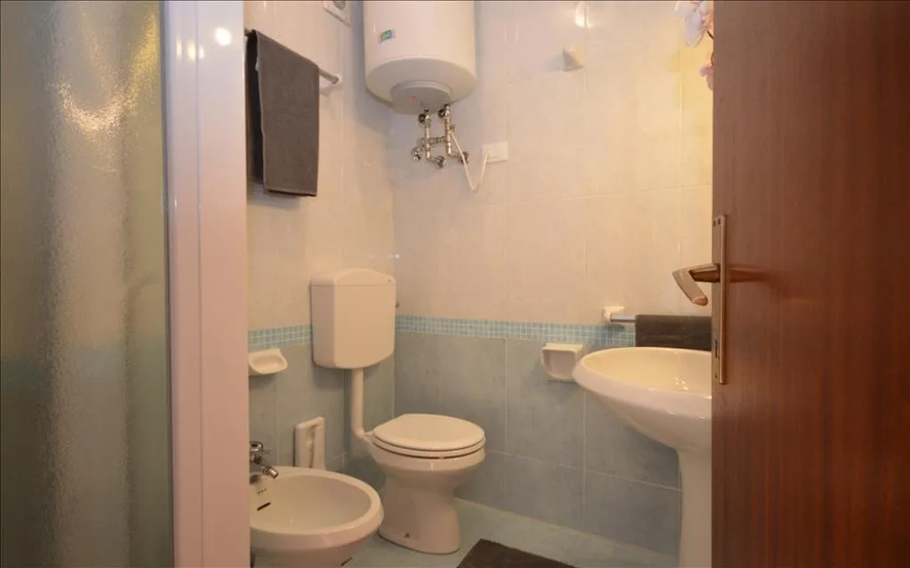 Bagno con WC, bidet, lavabo e scaldabagno