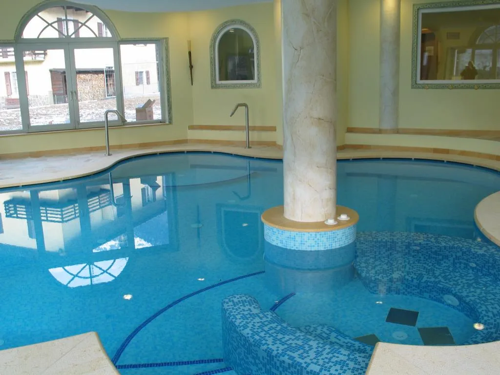 Piscina interna con colonna in marmo e vasca idromassaggio