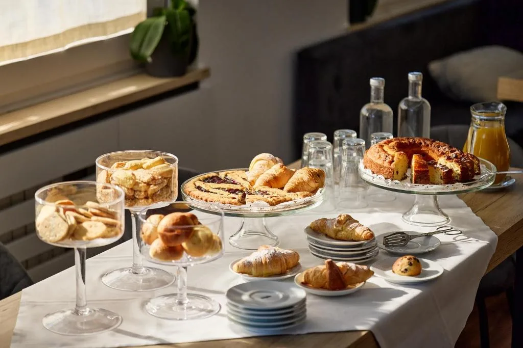 Buffet della colazione con dolci, cornetti e torte fatte in casa