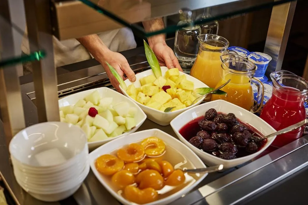 Buffet con frutta fresca, composte e succhi