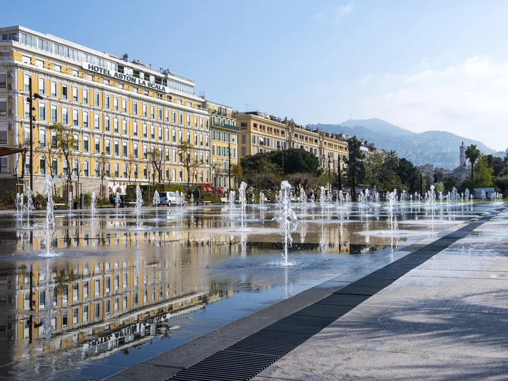 Facciata dell'Hotel Aston La Scala vista dalla piazza con fontane a specchio d'acqua