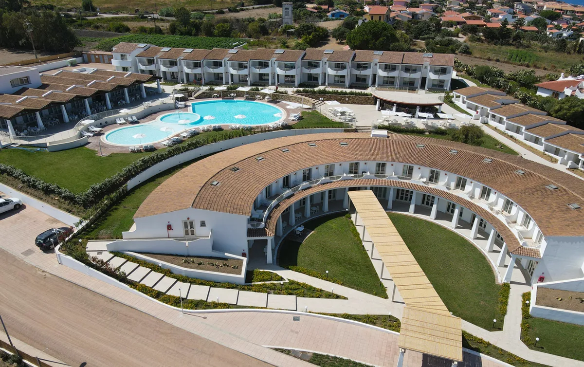 Veduta aerea del resort a struttura semicircolare con piscine