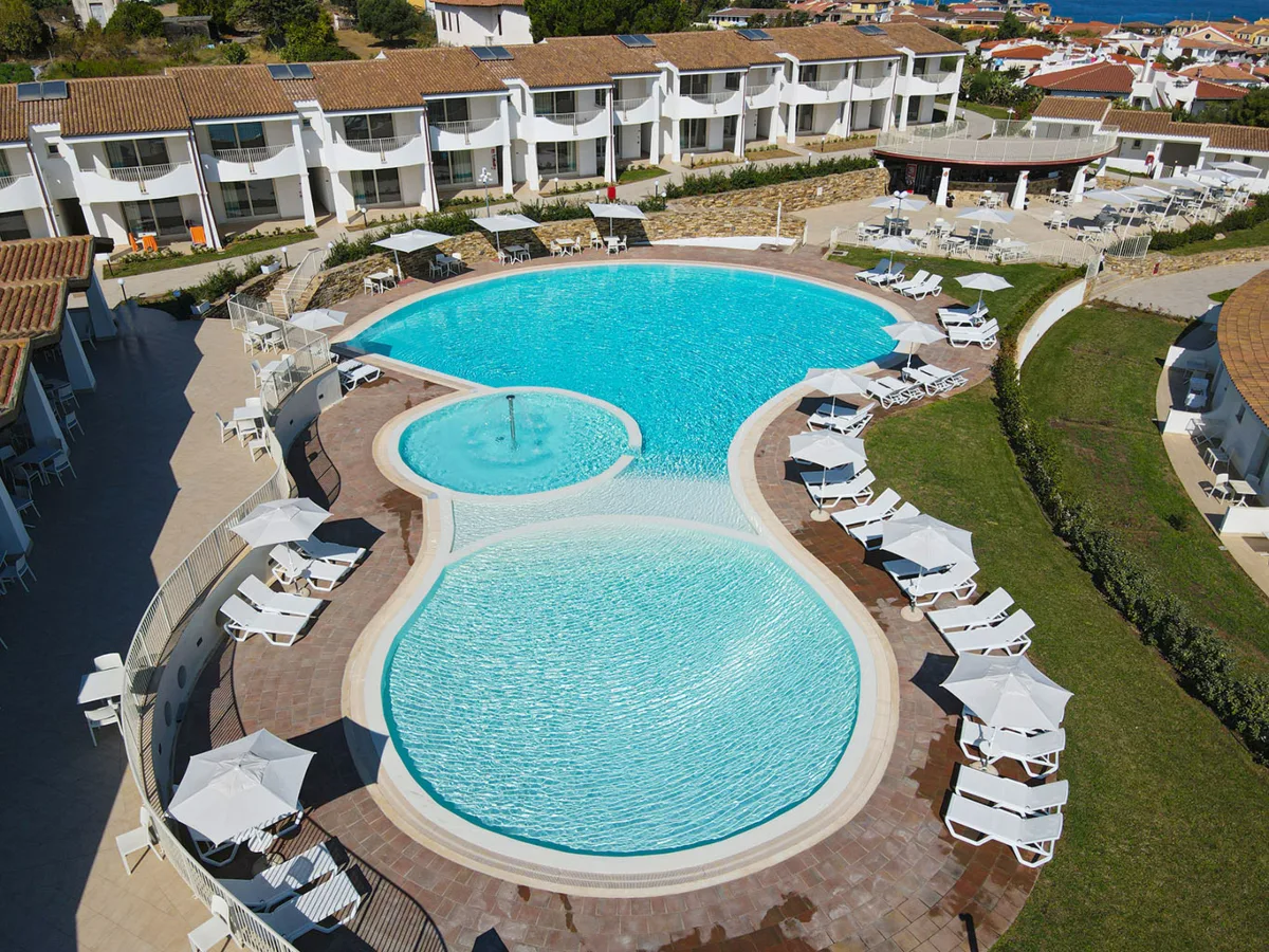 Piscine panoramiche del resort viste dall'alto con lettini