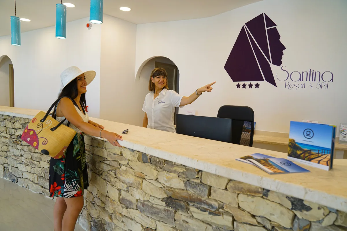Reception del Santina Resort & SPA con banco in pietra