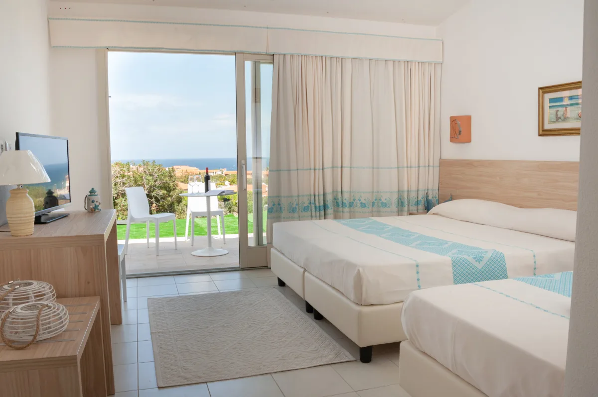 Camera con balcone e vista mare, letti e scrivania