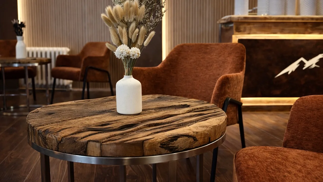 Tavolino in legno rustico con vaso bianco e fiori secchi nella lounge accogliente