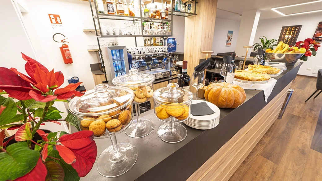 Bancone bar dell'hotel con dolci, biscotti e stelle di Natale decorative