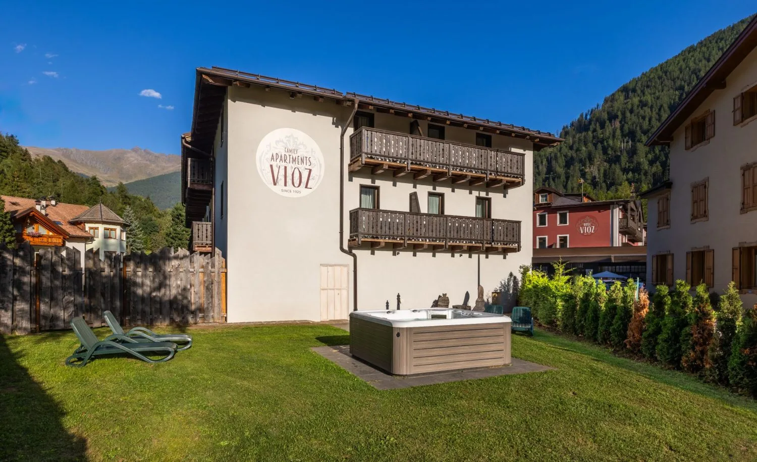Esterno degli appartamenti Vioz con giardino e vasca idromassaggio