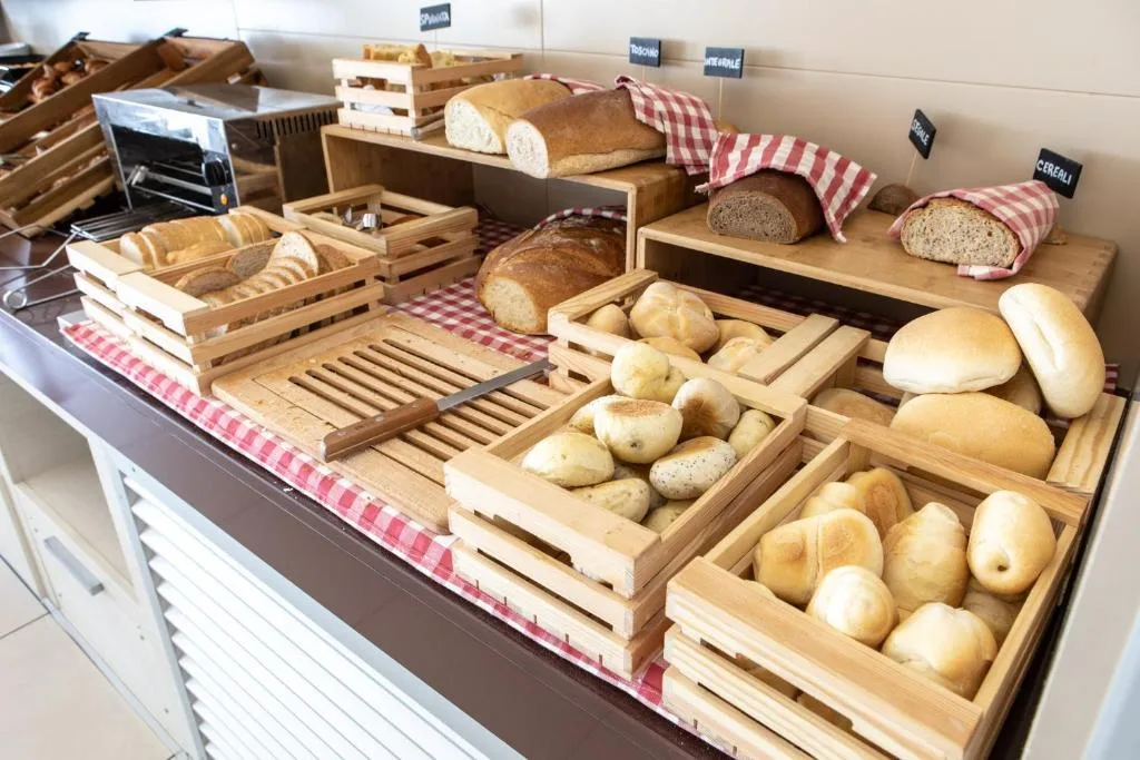 Angolo del buffet con assortimento di pane e panini in cestini di legno