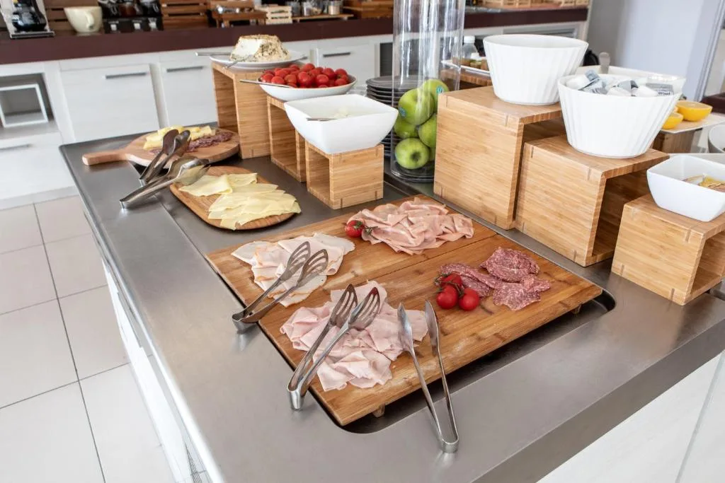 Buffet salato con affettati, formaggi e frutta fresca