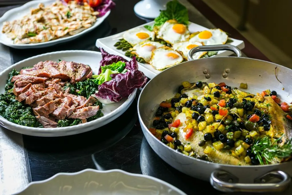 Varietà di piatti di pesce e verdure serviti al buffet