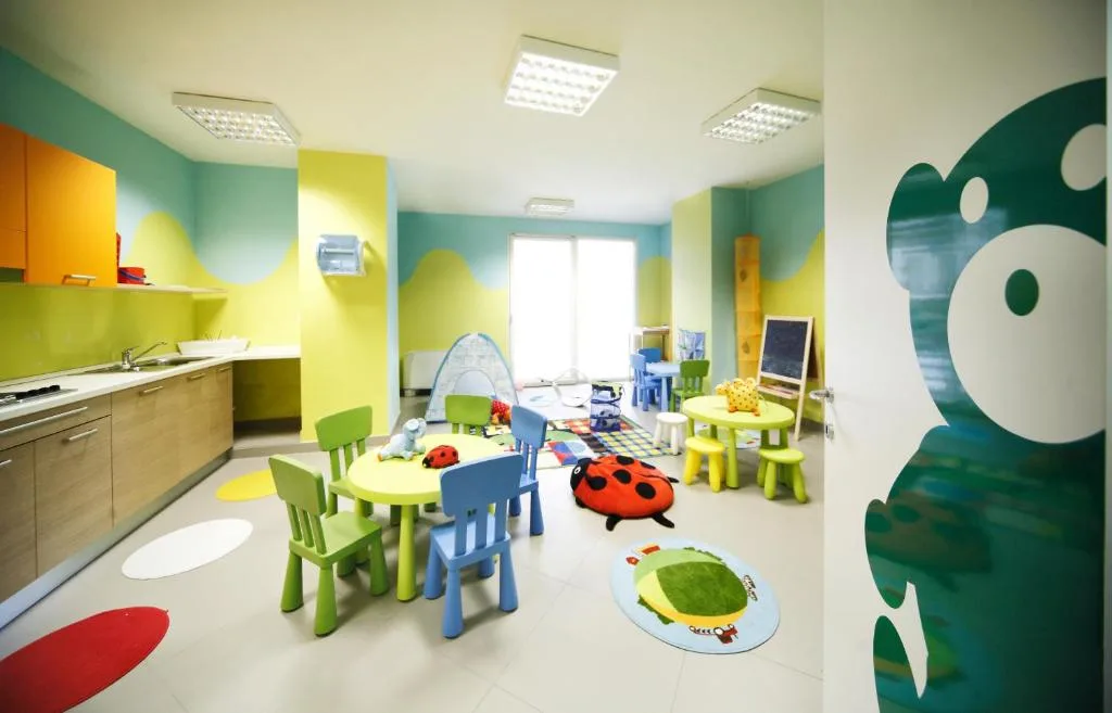 Sala giochi per bambini colorata con tavolini e giochi