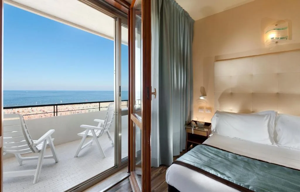 Camera con letto e ampio balcone affacciato sulla spiaggia