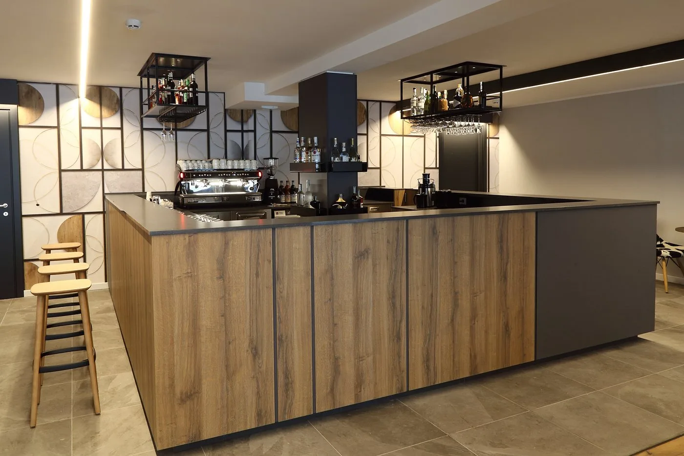 Bancone bar in legno con macchina da caffè e scaffali di bottiglie