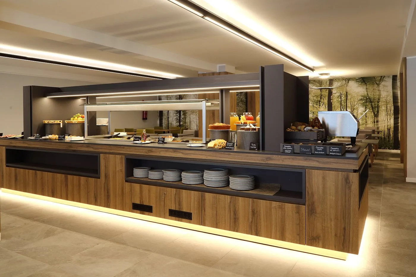 Banco buffet illuminato con dolci, pane e succhi di frutta