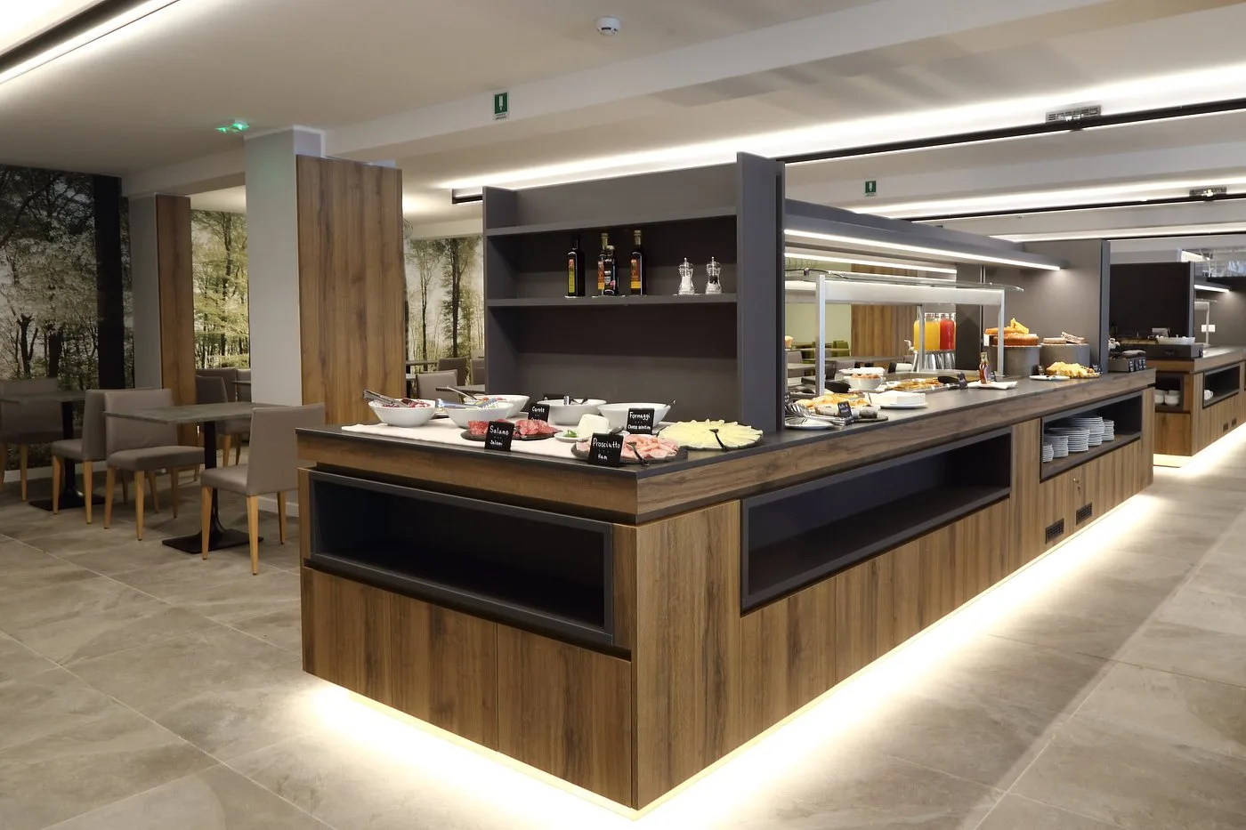 Buffet della colazione con salumi, formaggi e piatti vari