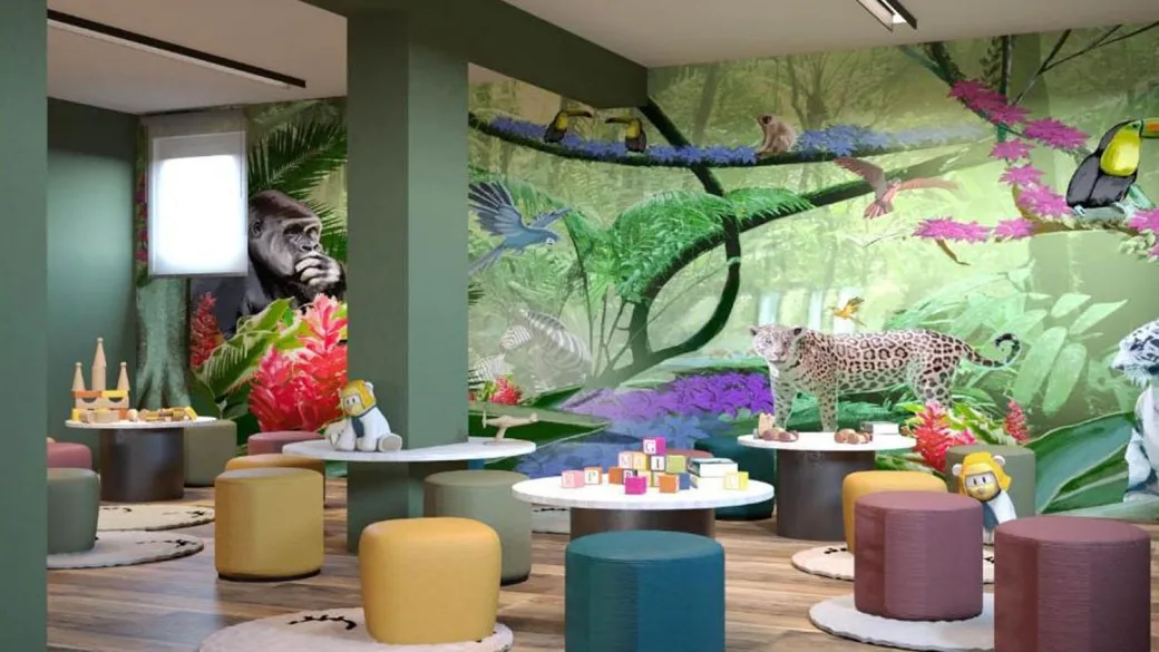 Sala giochi per bambini con murale della giungla e pouf colorati