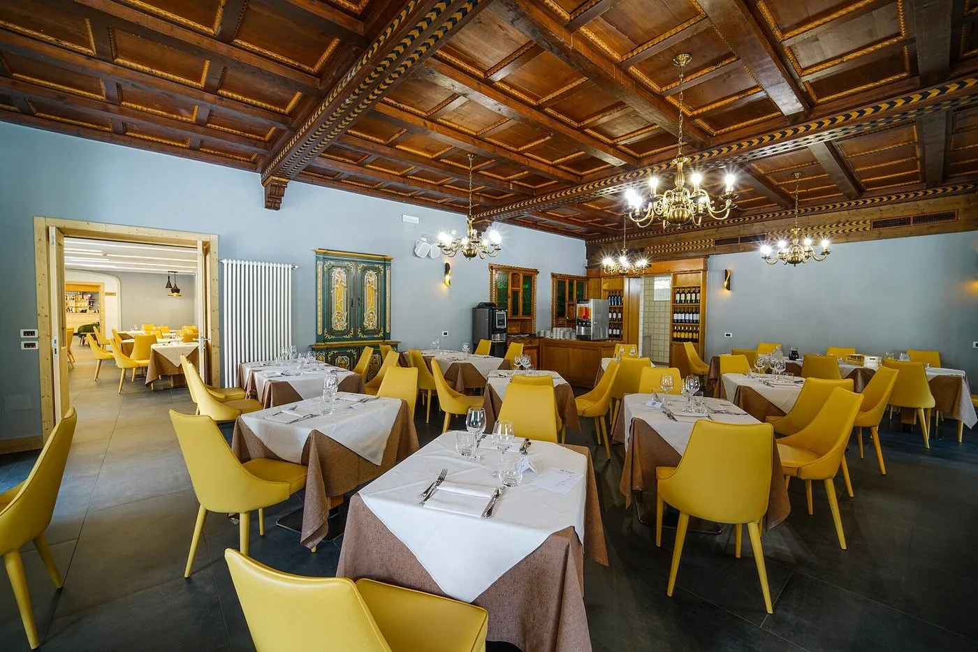 Elegante sala da pranzo con soffitto a cassettoni in legno e arredi tradizionali