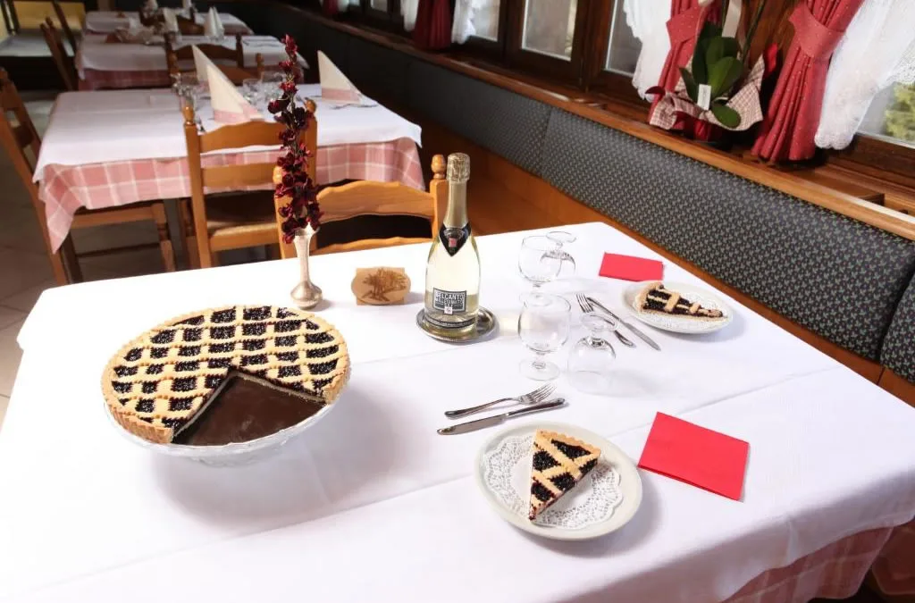 Crostata ai frutti di bosco con spumante e fette servite su tavolo del ristorante
