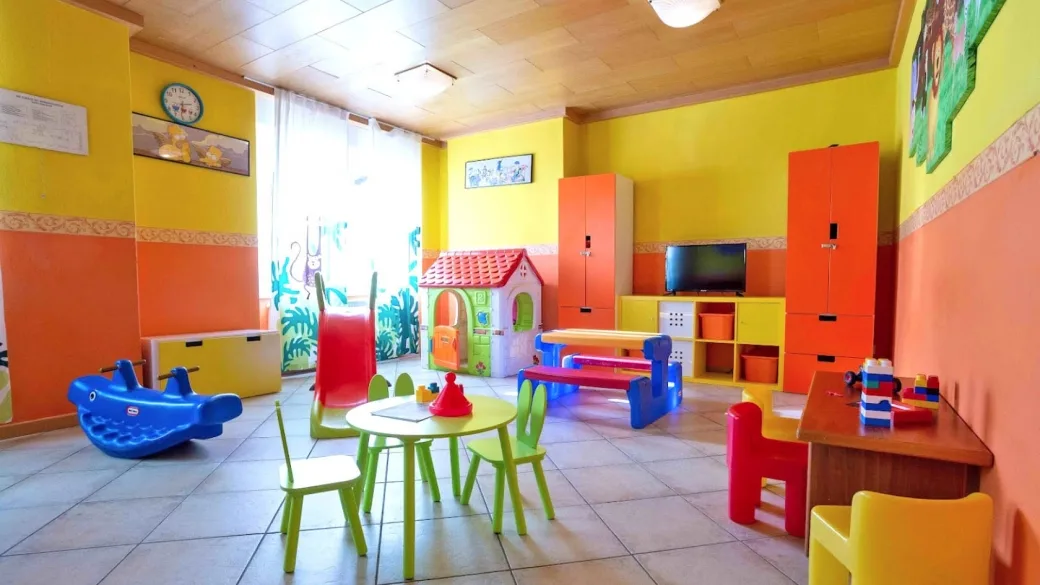 Sala giochi per bambini colorata con giochi e casetta