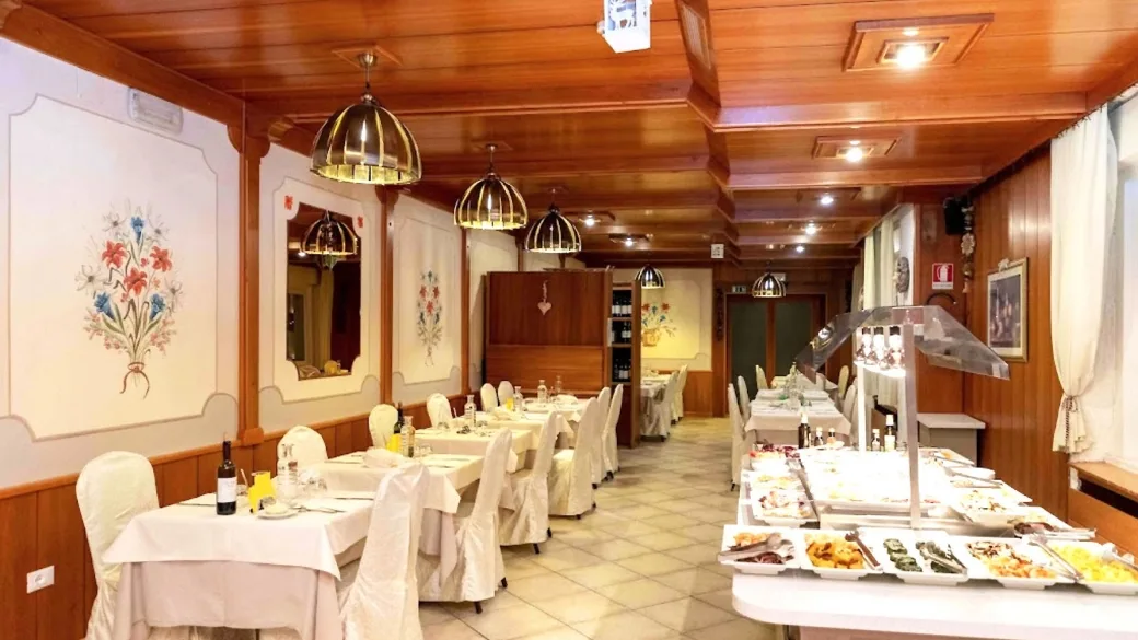 Sala ristorante con tavoli apparecchiati e buffet