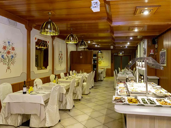 Sala da pranzo in legno con buffet e tavoli eleganti