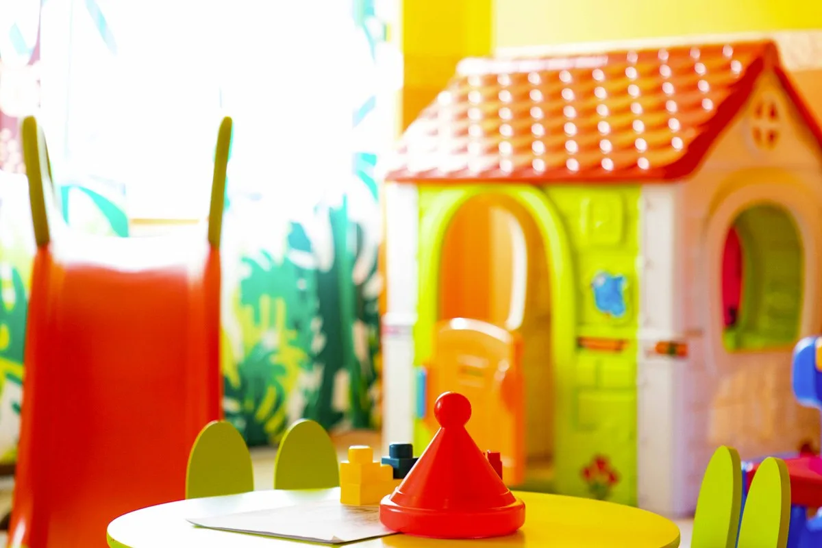 Dettaglio della sala giochi per bambini con scivolo e casetta