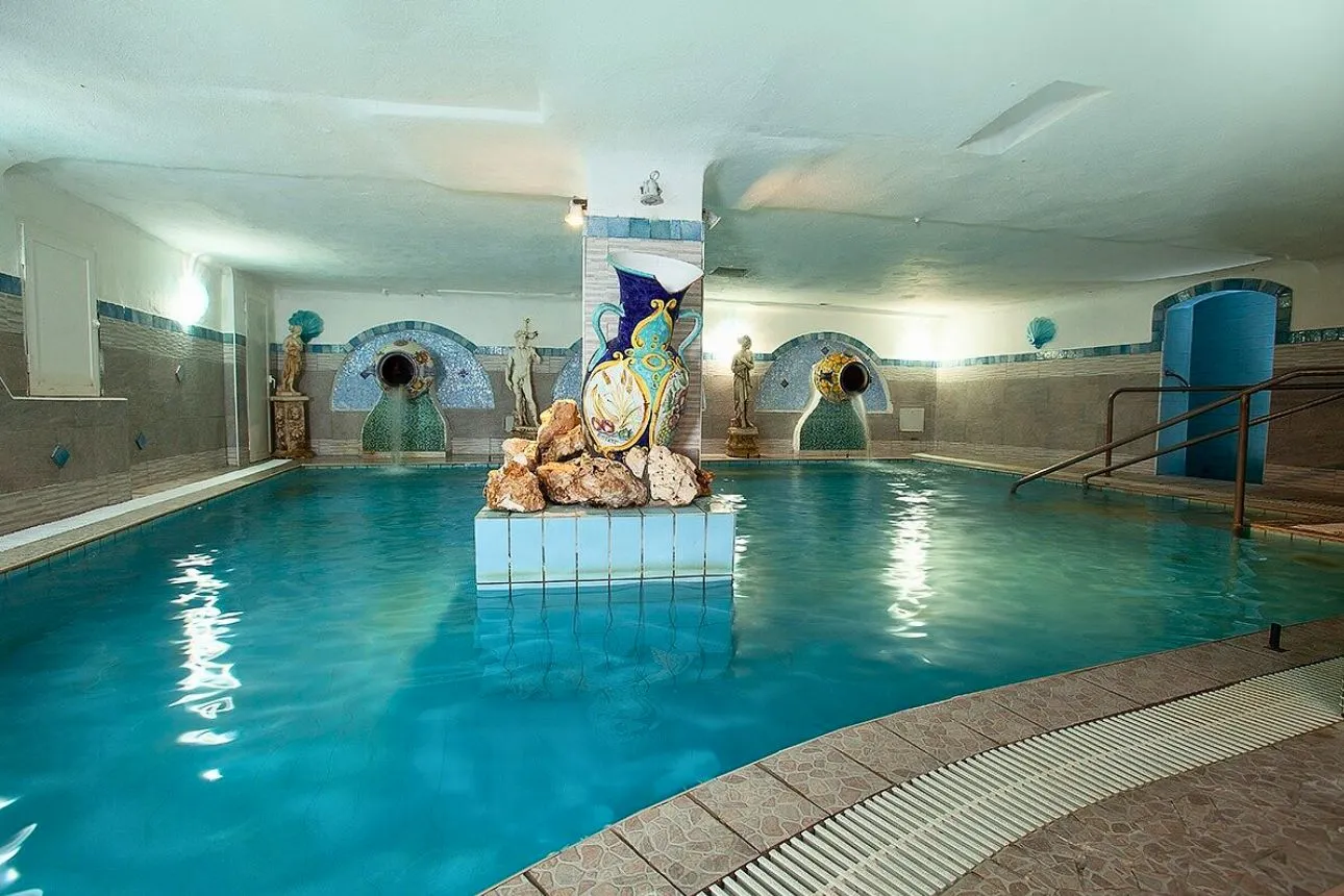 Piscina interna calda - Hotel Onda Blu