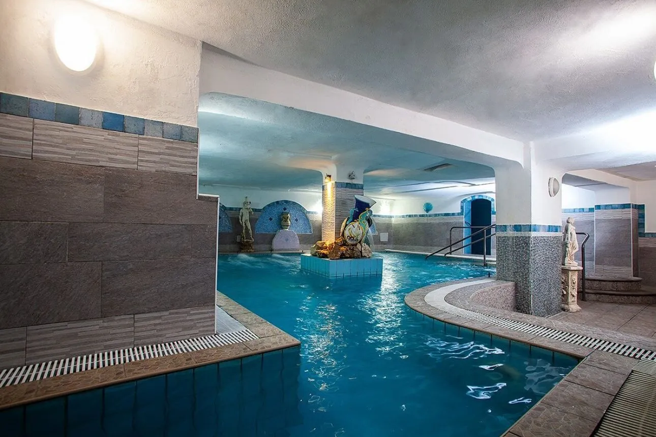 Piscina interna calda - Hotel Onda Blu