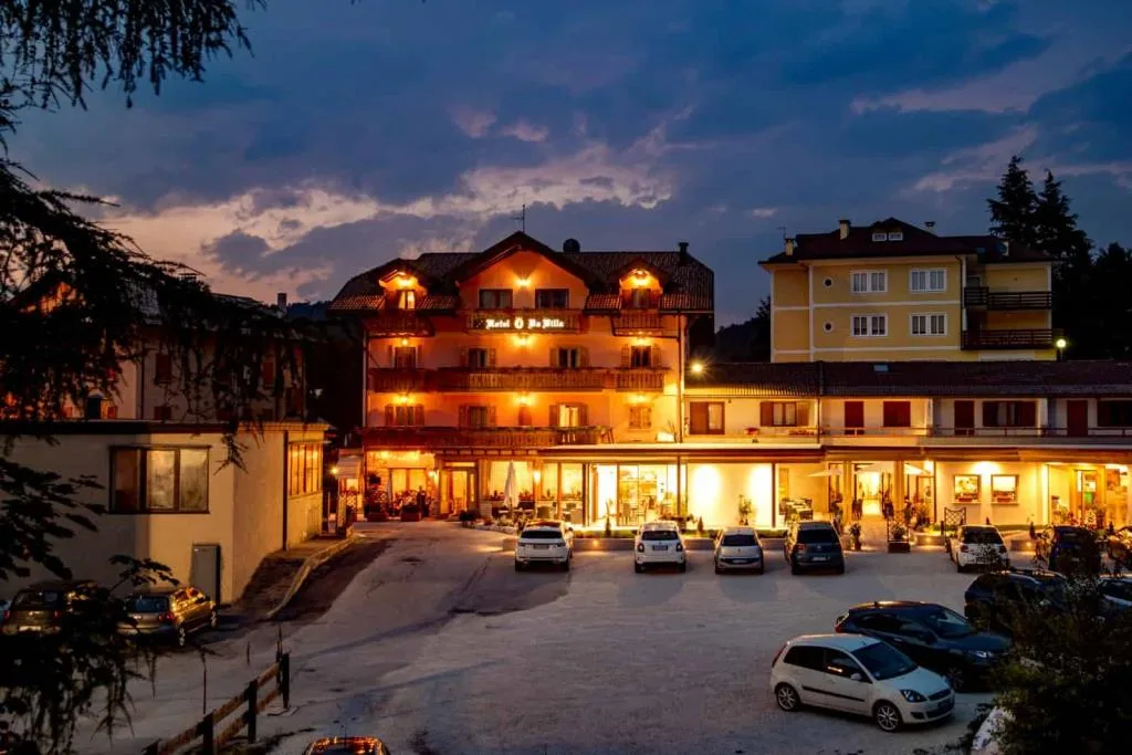 Hotel Da Villa illuminato al tramonto con parcheggio e cielo serale