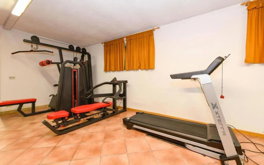 Palestra dell'hotel con attrezzi per pesi e tapis roulant