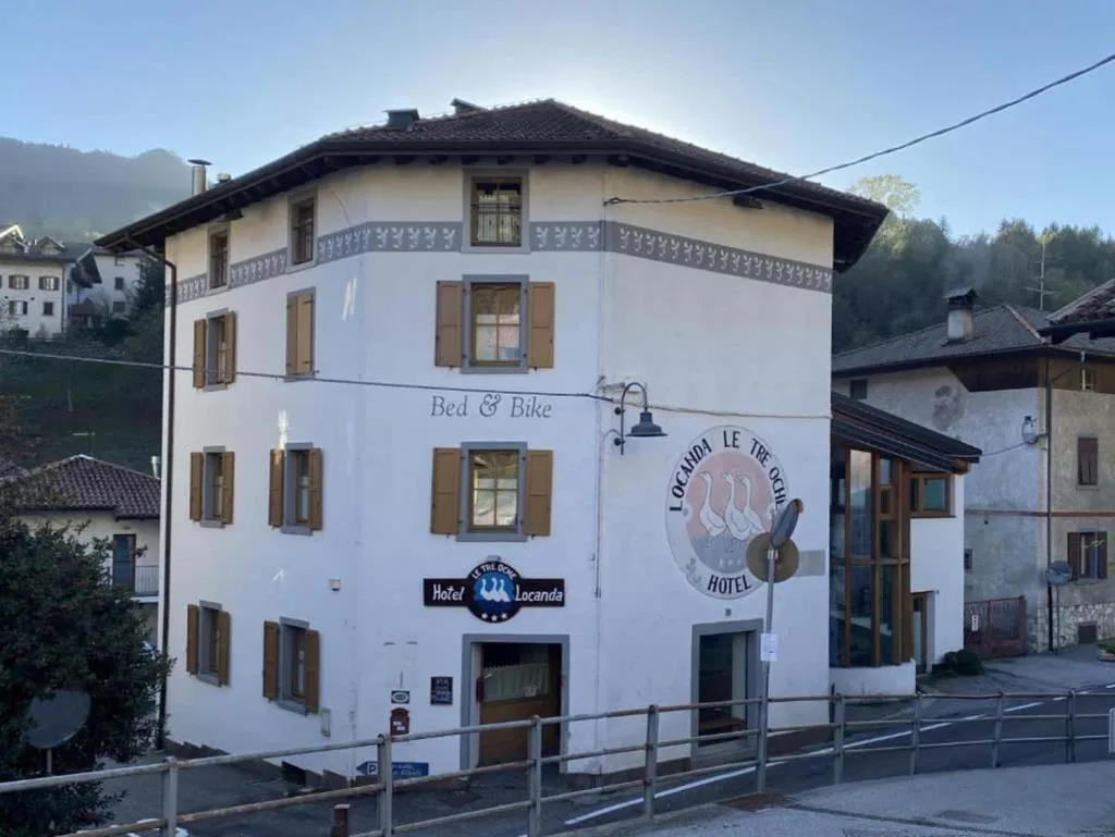 Esterno dell'hotel Locanda Le Tre Oche con insegna Bed & Bike alla luce del giorno