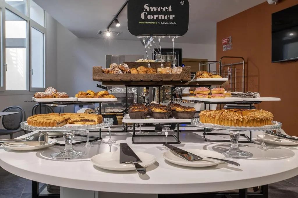 Buffet della colazione Sweet Corner con dolci, torte e cornetti