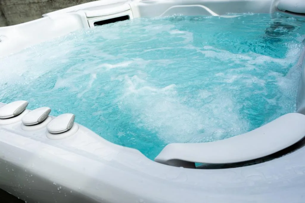 Vasca idromassaggio con acqua turchese in movimento